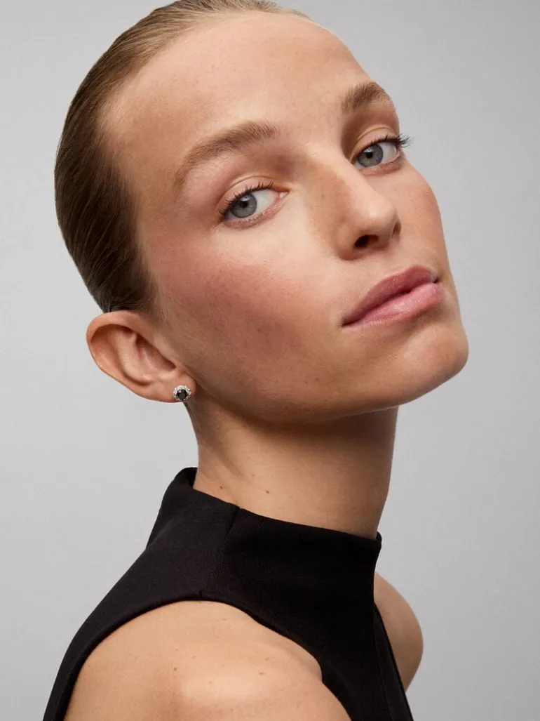 Pendientes orla de oro blanco de 18K con diamante negro y diamante blanco