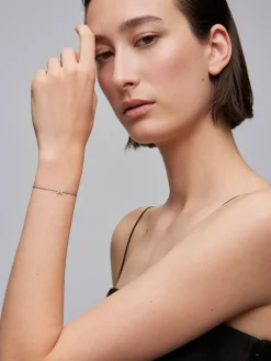 Pulsera cadena con inicial de oro blanco de 18K y diamantes