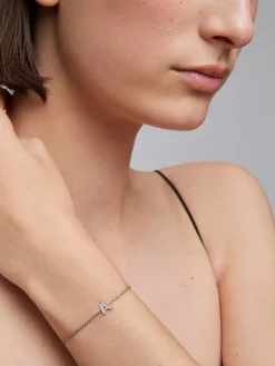 Pulsera cadena con inicial de oro blanco de 18K y diamantes