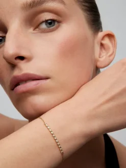 Pulsera de oro amarillo de 18K con 11 diamantes en talla brillante con un total de 0,16 cts