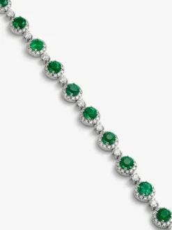 Pulsera de oro blanco de 18K con 16 esmeraldas en talla brillante con un total de 5,58 cts y 208 diamantes en talla brillante con un total de 2,73 cts