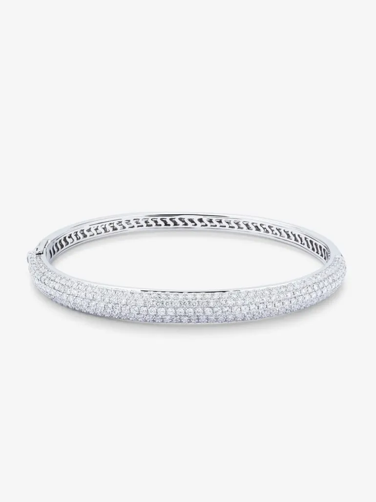 Pulsera rígida de media caña de oro blanco de 18K con pavé de diamantes