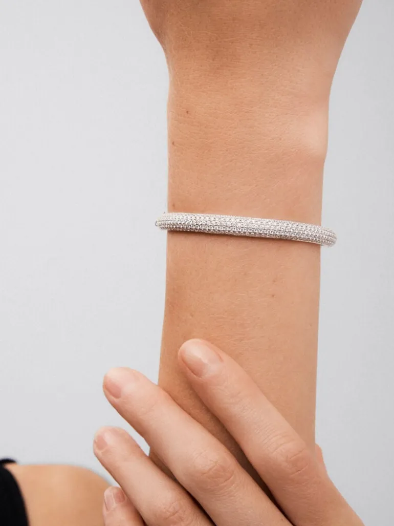 Pulsera rígida de media caña de oro blanco de 18K con pavé de diamantes