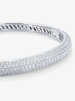 Pulsera rígida de media caña de oro blanco de 18K con pavé de diamantes