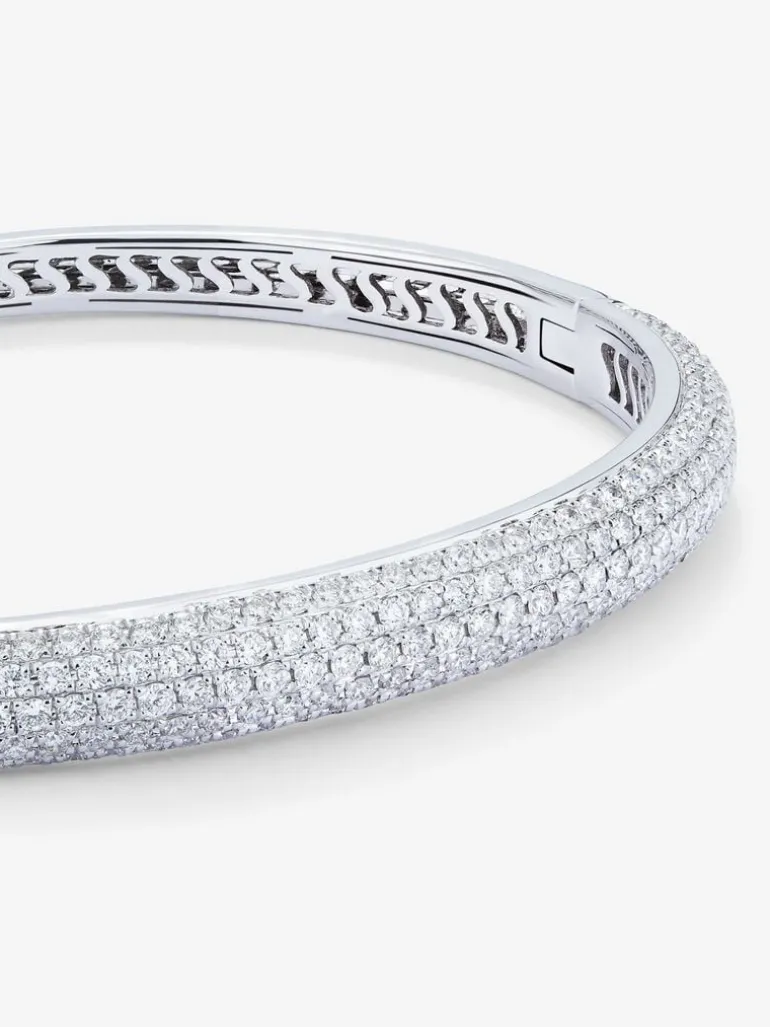 Pulsera rígida de media caña de oro blanco de 18K con pavé de diamantes
