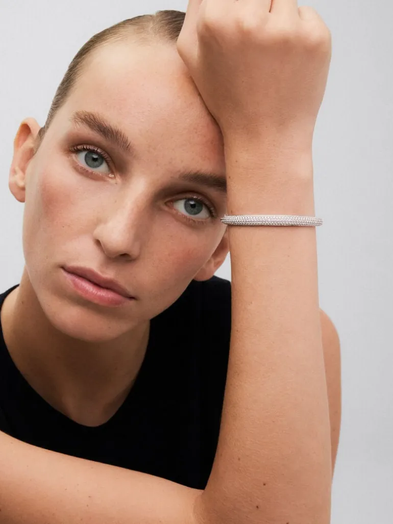 Pulsera rígida de media caña de oro blanco de 18K con pavé de diamantes