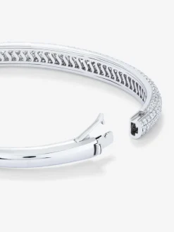 Pulsera rígida de media caña de oro blanco de 18K con pavé de diamantes