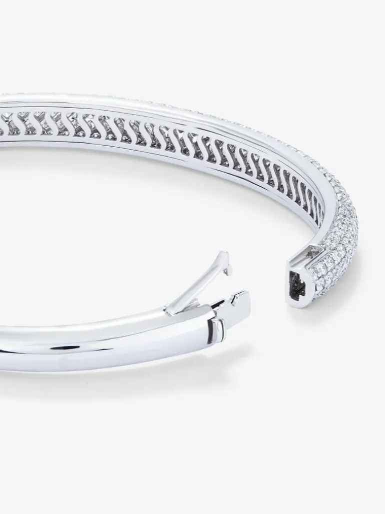 Pulsera rígida de media caña de oro blanco de 18K con pavé de diamantes