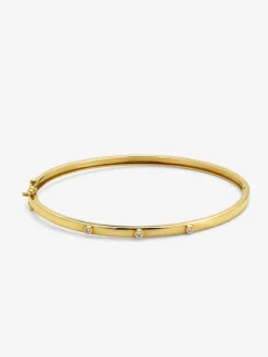 Pulsera rígida de oro amarillo de 18K con 3 diamantes en talla brillante con un total de 0,07 cts