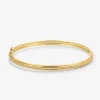 Pulsera r&iacute;gida de oro amarillo de 18K con 64 diamantes en talla brillante con un total de 0,38 cts