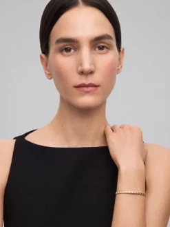 Pulsera r&iacute;gida de oro amarillo de 18K con diamantes blancos en talla brillante de 0,58 cts