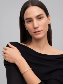 Pulsera r&iacute;gida de oro amarillo de 18K con 123 diamantes en talla brillante con un total de 0,3 cts