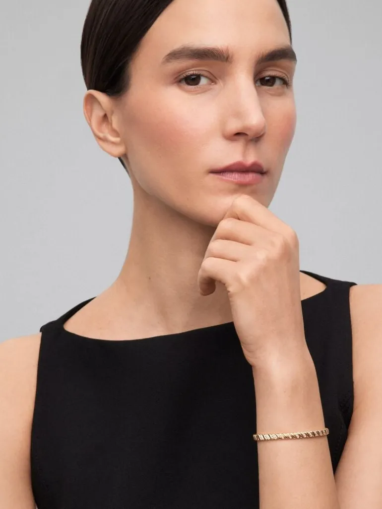 Pulsera rígida de oro amarillo de 18K con diamantes blancos en talla brillante de 0,58 cts