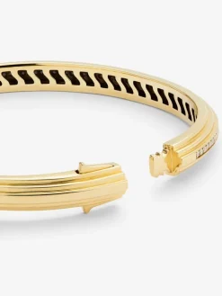 Pulsera r&iacute;gida de oro amarillo de 18K con 69 diamantes en talla brillante con un total de 0,42 cts