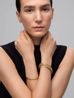 Pulsera r&iacute;gida de oro amarillo de 18K con 69 diamantes en talla brillante con un total de 0,42 cts