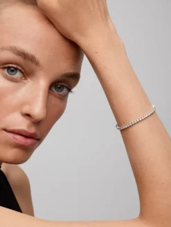 Pulsera rivière de oro blanco de 18K con 60 diamantes en talla brillante con un total de 4,7 cts
