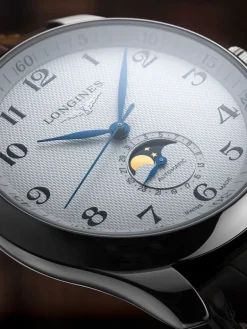 Reloj de acero inoxidable con correa de piel de caim&aacute;n marrón, cristal de zafiro y movimiento autom&aacute;tico
