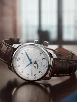Reloj de acero inoxidable con correa de piel de caim&aacute;n marrón, cristal de zafiro y movimiento autom&aacute;tico