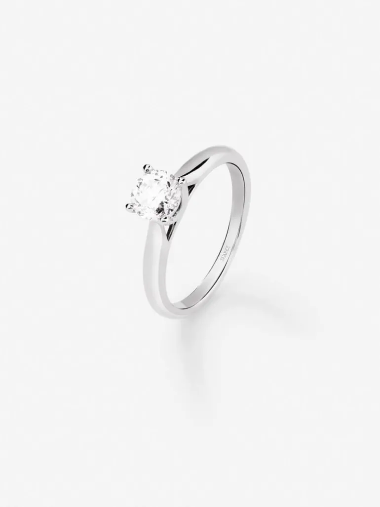 Solitario de compromiso de oro blanco de 18K con diamante central de 0,70 quilates